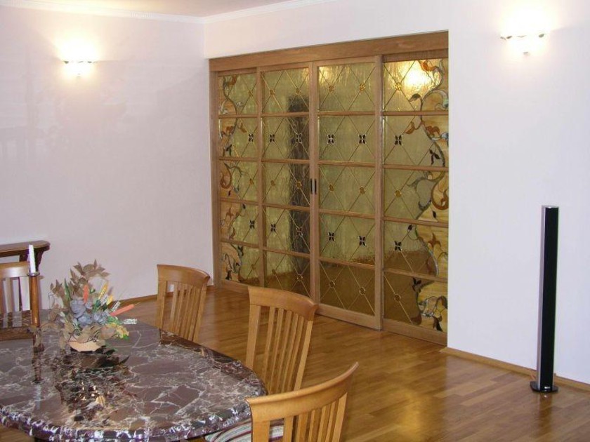 Перегородка для гостиной с цветным стеклом и декоративными вставками Тула