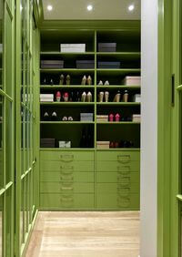 Г-образная гардеробная комната в зеленом цвете Тула