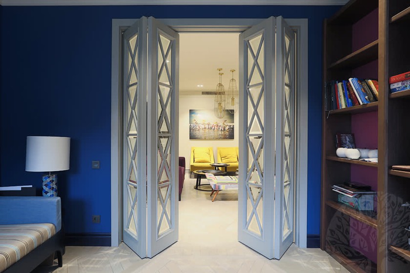 Двери гармошка  для гостиной со стеклами с разделителями Тула
