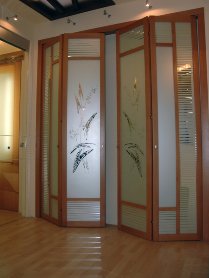 Широкие двери гармошка с матовым стеклом и рисунком Тула
