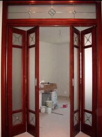Дверь гармошка с декоративными стеклянными вставками Тула